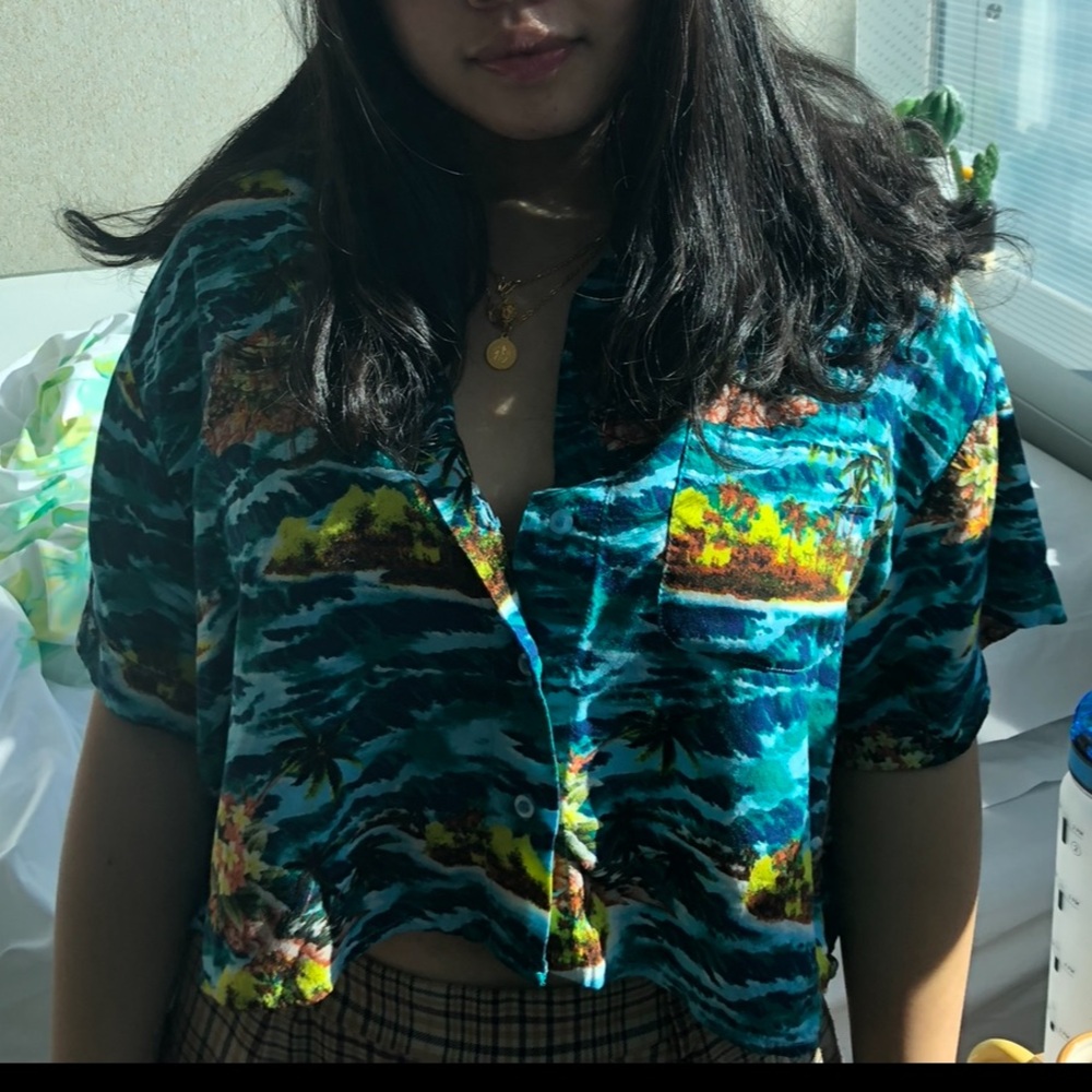 Island Print Cropped Short Sleeve Shirt